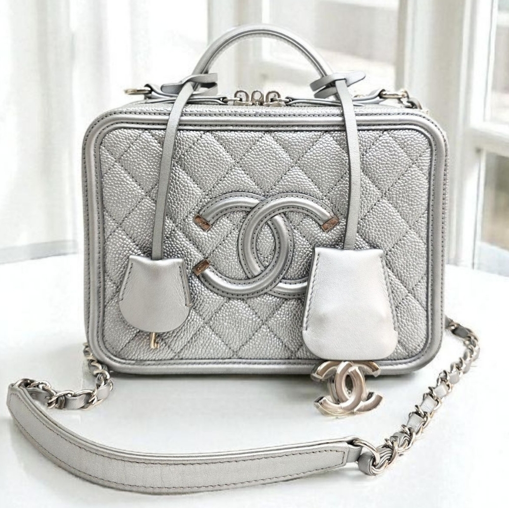 ✨️Excellent Condition Authentic CHANEL Silver Caviar Leather MEDIUM Vanity Bag - Picture 7 of 16